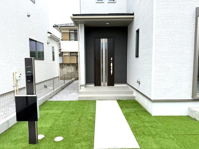 ハートフルタウン前橋市光が丘町27番　B号棟の玄関|玄関ポーチもキレイに整備されています。