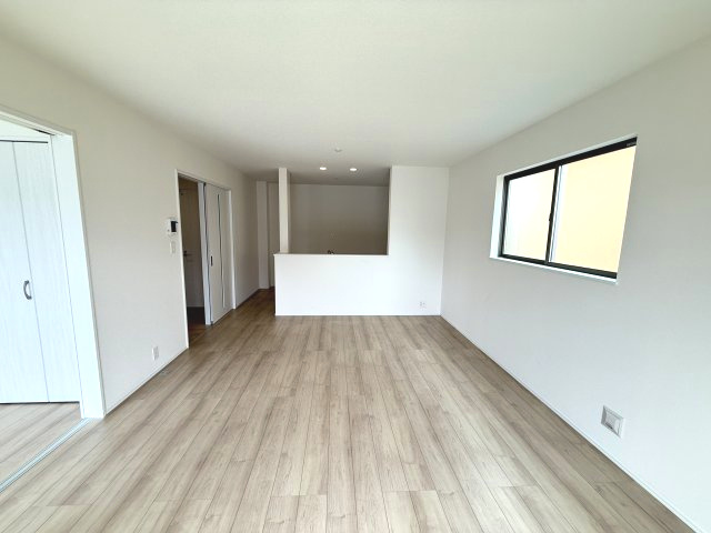 ハートフルタウン前橋市光が丘町27番　B号棟の居間・リビング|ゆったり過ごせる16帖リビングです
人気の対面式キッチンを配した空間はお好みの家具も合わせやすく、家族がくつろぐ快適な空間造りをサポート。窓からは明るい陽光が差し込みます。