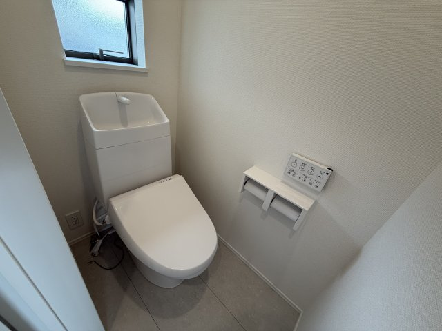 ハートフルタウン前橋市光が丘町27番　B号棟のトイレ|【イメージ画像】2階トイレです。清潔感のある白を基調としています。