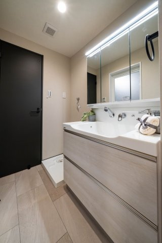 ハイラーク舞鶴の洗面所|個人的に、リフォームするならこだわりたいランキング第1位！！洗面です。収納豊富な3面鏡は朝の強い味方