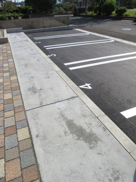 ラフィネの駐車場