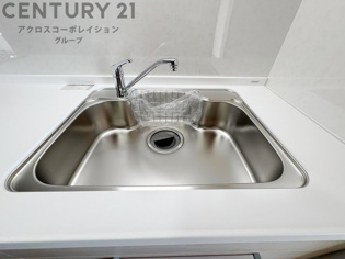 シンクでお鍋などの大きな調理器具を洗う際にも便利です。