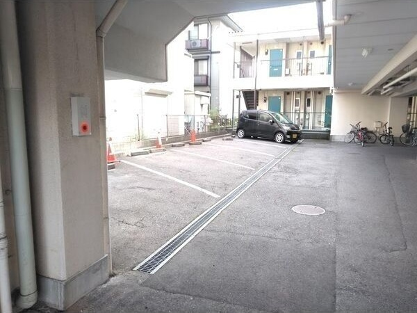 千寿ビルの駐車場