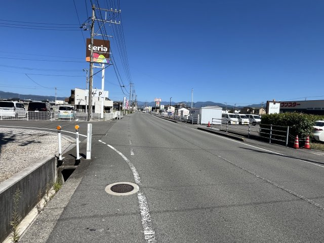 東垣生町店舗付き住宅の前面道路含む現地写真|前面道路含む現地写真です