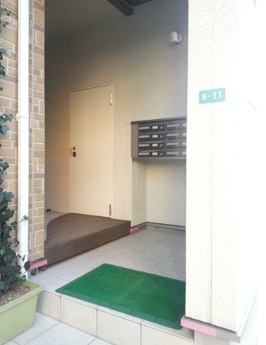 中野区弥生町２丁目のアパートのエントランス