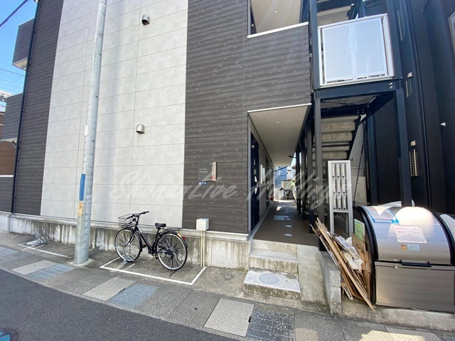 鎌倉市小袋谷２丁目の賃貸マンションのエントランス