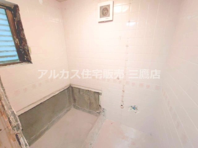 京王線 つつじヶ丘駅 8分 中古戸建 調布市西つつじケ丘1丁目の浴室|浴室は現在リフォーム工事中。完成後は新しく整えられたバスルームで、気持ちよく新生活を始められます。