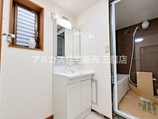 京王線 つつじヶ丘駅 8分 中古戸建 調布市西つつじケ丘1丁目の洗面所|洗面所から浴室への導線。洗面台と浴室が隣接した機能的な間取りとなっています。