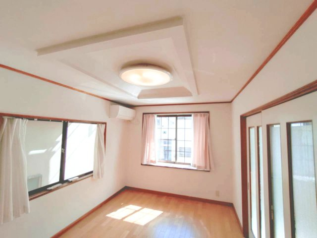 京王線 つつじヶ丘駅 8分 中古戸建 調布市西つつじケ丘1丁目の洋室|2面に窓を備えた居室。意匠性のある天井と木目の床が調和し、落ち着いた空間に仕上がっています。