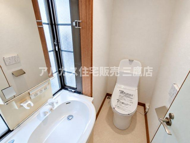 京王線 つつじヶ丘駅 8分 中古戸建 調布市西つつじケ丘1丁目のトイレ|清潔感のある温水洗浄便座付きトイレ。手洗いボウルと鏡が設置されており、使い勝手の良い空間です。