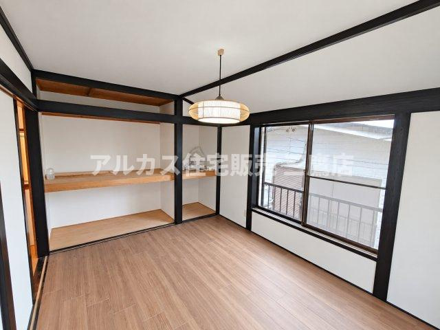京王線 つつじヶ丘駅 8分 中古戸建 調布市西つつじケ丘1丁目の洋室|壁面と柱のコントラストが美しい和風テイストの洋室。大きな窓から光が差し込む明るいお部屋です。