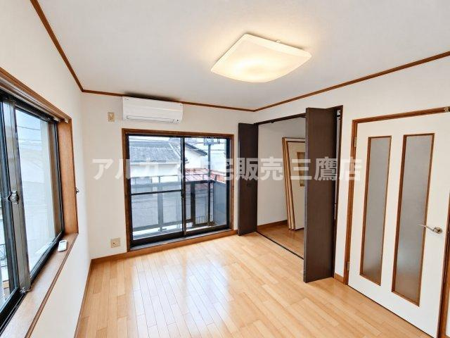 京王線 つつじヶ丘駅 8分 中古戸建 調布市西つつじケ丘1丁目の洋室|バルコニーへ出られる大きな窓を備えた洋室。扉付きの収納スペースがあり、使い勝手の良い間取りです。