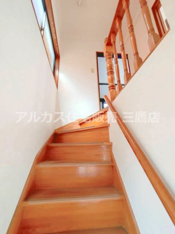 京王線 つつじヶ丘駅 8分 中古戸建 調布市西つつじケ丘1丁目の内装|木目を基調とした階段。手すりと窓を備え、住まいの上下階をつなぐ落ち着いた動線です。