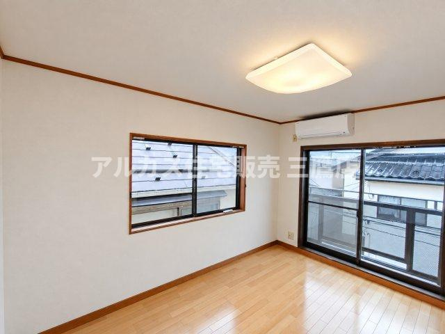 京王線 つつじヶ丘駅 8分 中古戸建 調布市西つつじケ丘1丁目の洋室|ナチュラルな木目のフローリングが心地よい洋室。エアコンが設置されており、年間を通して快適に過ごせます。