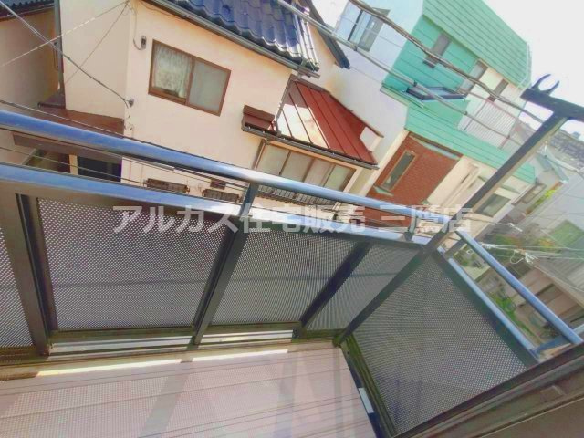 京王線 つつじヶ丘駅 8分 中古戸建 調布市西つつじケ丘1丁目のバルコニー|手すりを備えたバルコニー。外へ出て洗濯物を干したり、外気に触れたりできるスペースです。
