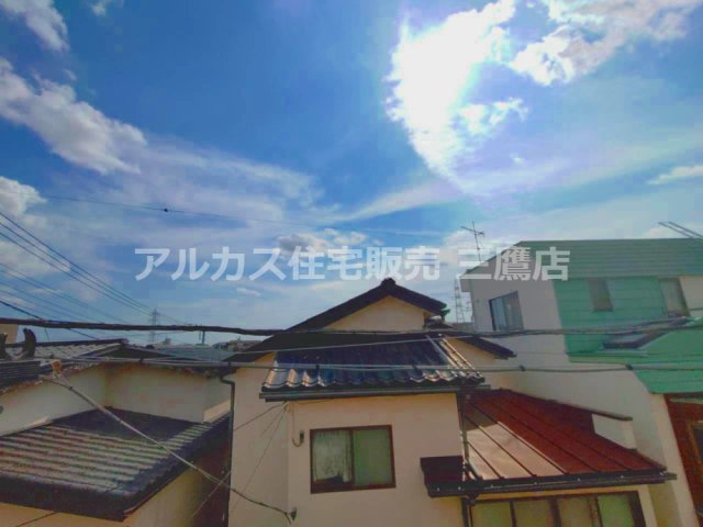 京王線 つつじヶ丘駅 8分 中古戸建 調布市西つつじケ丘1丁目の展望|バルコニーからは周辺の住宅や空を望めます。建物の高さや街並みの様子が確認できます。