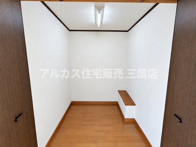 京王線 つつじヶ丘駅 8分 中古戸建 調布市西つつじケ丘1丁目の収納|洋室内に設けられた奥行きのある大型収納（ウォークインクローゼットスペース）。衣類や季節物の荷物をたっぷり収納可能です。