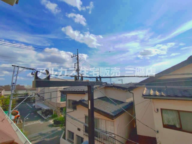 京王線 つつじヶ丘駅 8分 中古戸建 調布市西つつじケ丘1丁目の展望|バルコニーから見た周辺の街並み。道路や住宅の屋根越しに、空が広がる様子を確認できます。