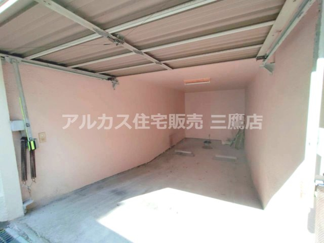 京王線 つつじヶ丘駅 8分 中古戸建 調布市西つつじケ丘1丁目の駐車場|建物内に設けられたビルトイン車庫。屋根付きのため、車の乗り降りや荷物の出し入れにも便利です。