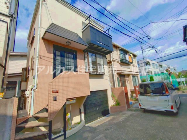 京王線 つつじヶ丘駅 8分 中古戸建 調布市西つつじケ丘1丁目の前面道路含む現地写真|タイル調の外壁とバルコニー、ビルトイン車庫を備えた外観。立体感のあるデザインが印象的です。