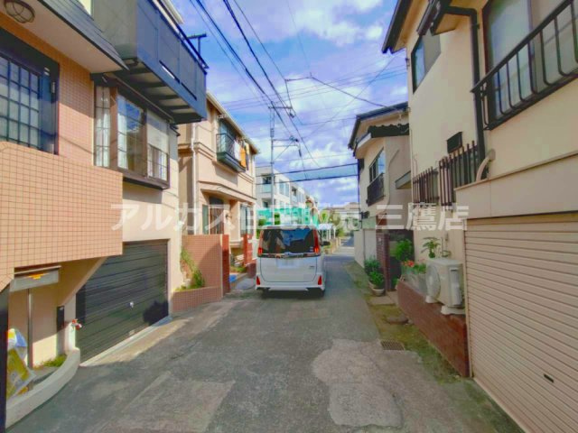 京王線 つつじヶ丘駅 8分 中古戸建 調布市西つつじケ丘1丁目の前面道路含む現地写真|建物前の道路の様子。周囲の住宅や道路幅、建物との位置関係を現地の雰囲気とともに確認できます。