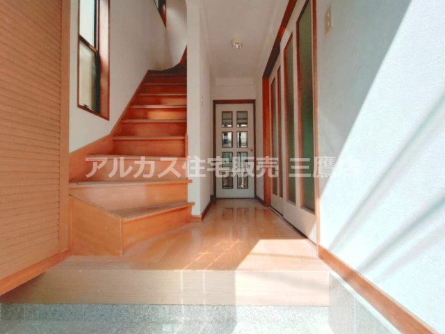 京王線 つつじヶ丘駅 8分 中古戸建 調布市西つつじケ丘1丁目の玄関|玄関から室内を見渡した様子。廊下沿いに階段や建具がまとまり、すっきりとした配置です。