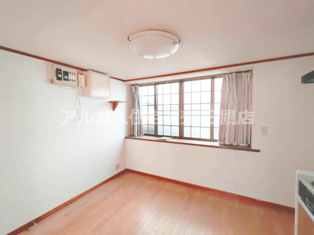 京王線 つつじヶ丘駅 8分 中古戸建 調布市西つつじケ丘1丁目の居間・リビング|大きな窓を備えたダイニング空間。木目調の床と建具が調和し、家具配置を考えやすいすっきりとした室内です。
