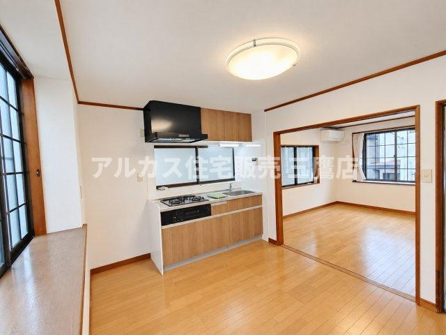 京王線 つつじヶ丘駅 8分 中古戸建 調布市西つつじケ丘1丁目の居間・リビング|キッチンと隣接する居室の様子。開口部が広く開放的で、2面採光による明るく風通しの良い空間が広がります。