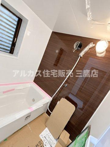 京王線 つつじヶ丘駅 8分 中古戸建 調布市西つつじケ丘1丁目の浴室|落ち着いた木目調アクセントパネルが印象的なユニットバス。快適なバスタイムを楽しめる清潔な空間です。