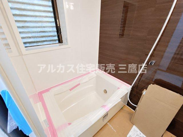 京王線 つつじヶ丘駅 8分 中古戸建 調布市西つつじケ丘1丁目の浴室|ゆったりと足を伸ばせる浴槽。小窓が付いているため、湿気がこもりにくく清潔を保ちやすい設計です。