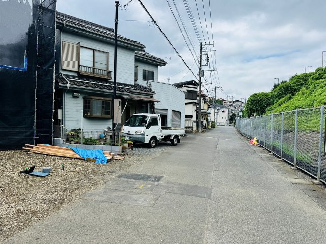 八王子市　横川町　新築一戸建て　４５期の前面道路含む現地写真|～北側6.4ｍ道路に面しています～
