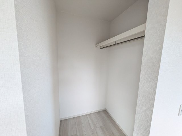 龍ケ崎市松ケ丘　4期　新築戸建て　2号棟の収納|大容量のウォークインクローゼット。衣類はもちろん、スーツケースや季節の家電もまとめて収納でき、居室空間をすっきりと保ちます。