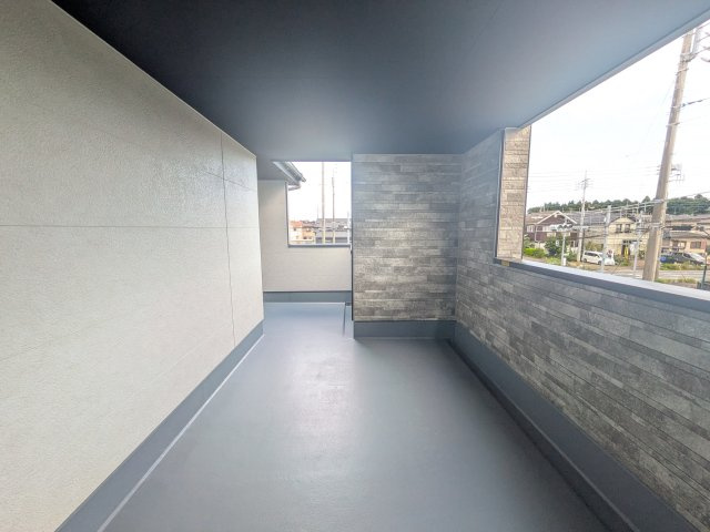 龍ケ崎市松ケ丘　4期　新築戸建て　2号棟のバルコニー|洗濯物も布団もまとめて干せるワイド設計。
広々としたワイドバルコニーで、家事の効率が上がり、日々の暮らしが快適になります。