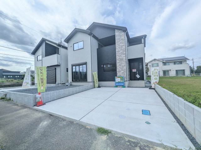 龍ケ崎市松ケ丘　4期　新築戸建て　2号棟の前面道路含む現地写真|現地完成済で建物や駐車場、お庭も全てご覧いただけます。
陽当たりや敷地の広さをご確認できます！
本日のご見学も可能です♪
お気軽にお電話またはお問い合わせください。