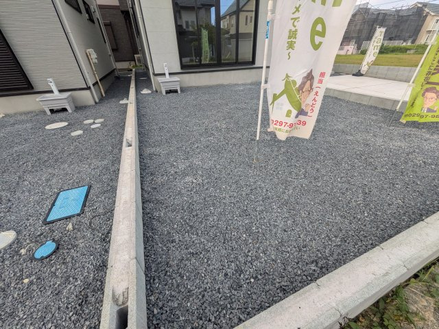 龍ケ崎市松ケ丘　4期　新築戸建て　2号棟の庭|リビングに明るい光を届ける広々とした南庭。
お子様の遊び場やペットのスペースとしても最適です。
室内外で心地よい暮らしが叶います。