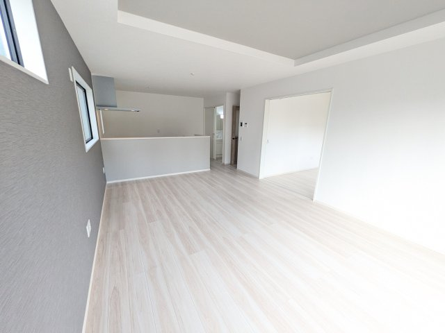 龍ケ崎市松ケ丘　4期　新築戸建て　2号棟の居間・リビング|居心地の良いデザインと機能性を両立。ご友人を招いたり、趣味を楽しんだり、様々なシーンで活躍する団らんの中心地です。