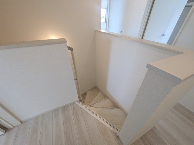 龍ケ崎市松ケ丘　4期　新築戸建て　2号棟の内装|窓付きで明るい階段は、手すり付きでお子様からご年配の方まで安心して上り下りができます♪