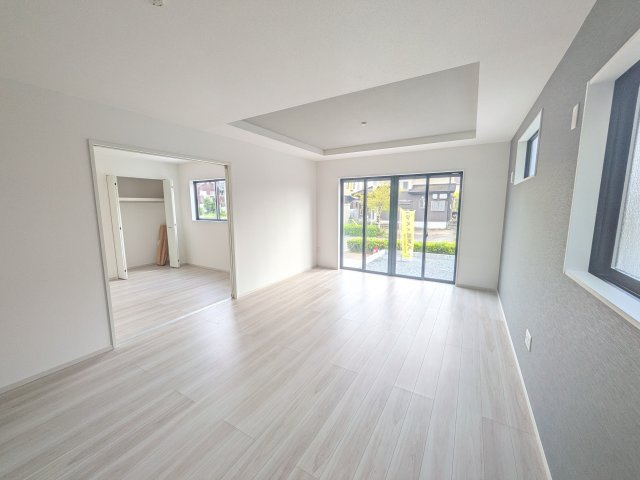 龍ケ崎市松ケ丘　4期　新築戸建て　2号棟の居間・リビング|家族の会話が自然と弾む、広々としたゆとりのLDK。南向きの窓からたっぷりの光が射し込む明るく快適な空間です。