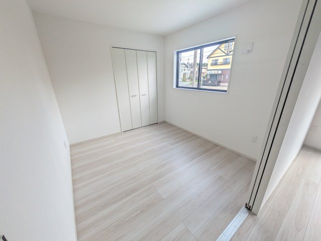 龍ケ崎市松ケ丘　4期　新築戸建て　2号棟の洋室|リビングと繋がる多目的スペース。引き戸を開ければ広々LDK、閉じれば客間や書斎、お子様の遊び場に早変わりします。日当たりも良好です♪