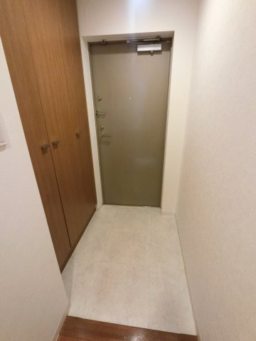 グランダジュール千葉みなとの玄関|※反転・別室写真