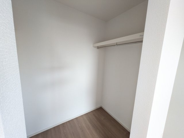 土浦市烏山　7期　新築戸建ての収納|大容量のウォークインクローゼット。衣類はもちろん、スーツケースや季節の家電もまとめて収納でき、居室空間をすっきりと保ちます。