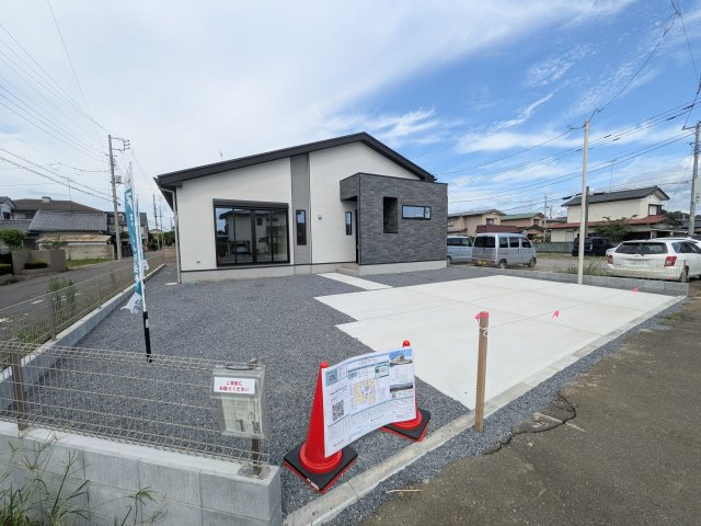 土浦市烏山　7期　新築戸建ての外観|現地完成済で建物や駐車場、お庭も全てご覧いただけます。
陽当たりや敷地の広さをご確認できます！
本日のご見学も可能です♪
お気軽にお電話またはお問い合わせください。
