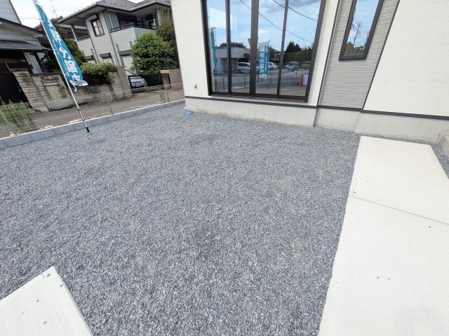 土浦市烏山　7期　新築戸建ての庭|リビングに明るい光を届ける広々とした南庭。
お子様の遊び場やペットのスペースとしても最適です。
室内外で心地よい暮らしが叶います。