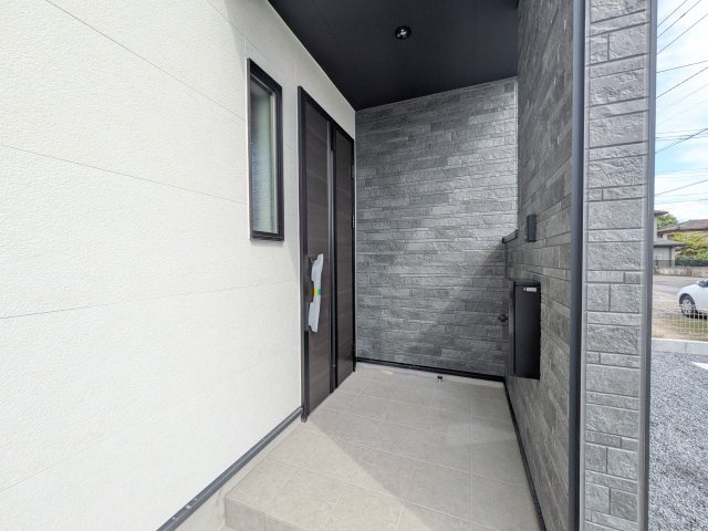 土浦市烏山　7期　新築戸建ての玄関|お洒落な玄関ドアと洗練された外壁デザイン。家の顔にふさわしい上質な佇まいで、ご家族やお客様を迎えます。