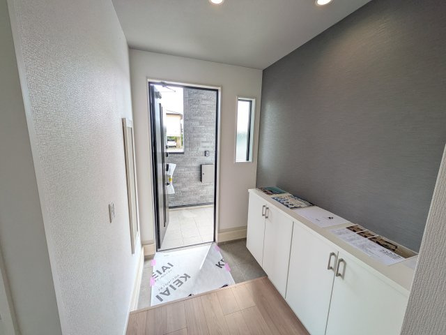 土浦市烏山　7期　新築戸建ての玄関|家族全員の靴がスッキリ片付く大容量シューズボックス完備。
お客様を気持ちよく迎えられる、明るく清潔感あふれる玄関です。