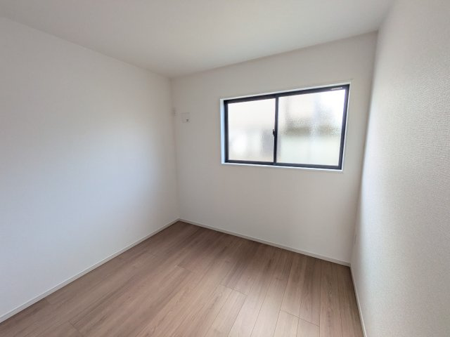 土浦市烏山　7期　新築戸建ての内装|窓付きで明るい階段は、手すり付きでお子様からご年配の方まで安心して上り下りができます♪