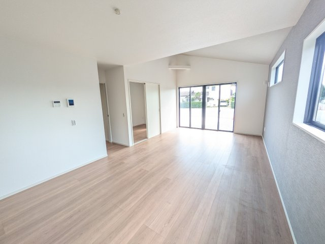 土浦市烏山　7期　新築戸建ての居間・リビング|家族の会話が自然と弾む、広々としたゆとりのLDK。南向きの窓からたっぷりの光が射し込む明るく快適な空間です。