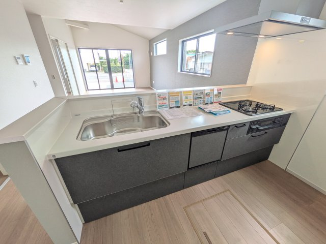 土浦市烏山　7期　新築戸建てのキッチン|料理がもっと楽しくなる広々としたワークトップ。お手入れしやすい素材を採用し、日々の掃除もラクラクこなせます。