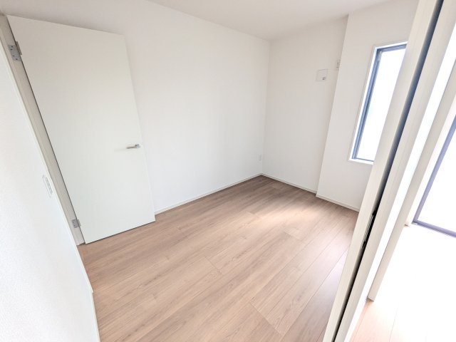 土浦市烏山　7期　新築戸建ての洋室|リビングと繋がる多目的スペース。引き戸を開ければ広々LDK、閉じれば客間や書斎、お子様の遊び場に早変わりします。日当たりも良好です♪