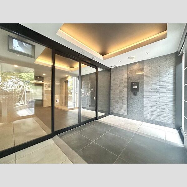 名古屋市東区泉３丁目の賃貸マンションのエントランス